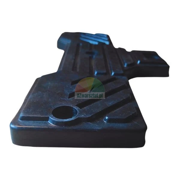 Czarna, profilowana podstawa ochronna lub płyta stabilizacyjna z tworzywa sztucznego o nieregularnym kształcie i skośnych wypustkach, z widocznym otworem montażowym.
