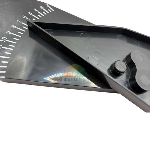 Zbliżenie na czarne, plastikowe narzędzie pomiarowe lub kątownik z białą skalą numeryczną i mechanizmem obrotowym (śrubą).