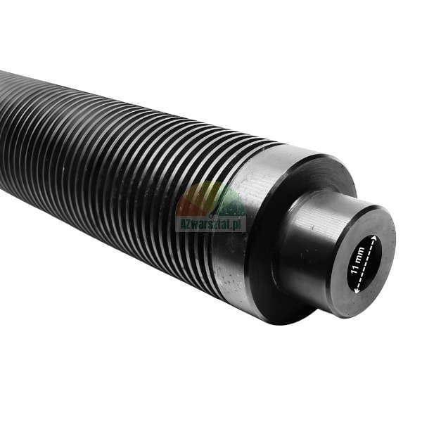 Zbliżenie na czarny, żebrowany metalowy cylinder lub wałek. Gładka część końcowa ma centralny otwór oznaczony wymiarem '11 mm'.