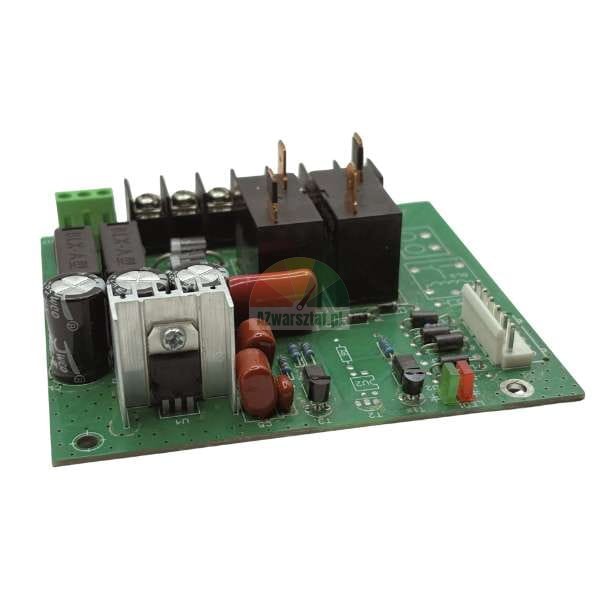 Zielona płytka drukowana (PCB) ze srebrnym radiatorem, dwoma czarnymi przekaźnikami i różnymi komponentami elektronicznymi.