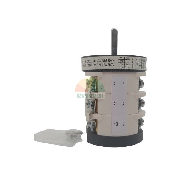 Przemysłowy łącznik krzywkowy 32A 660V, model trójfazowy z metalowym trzpieniem na białym tle.