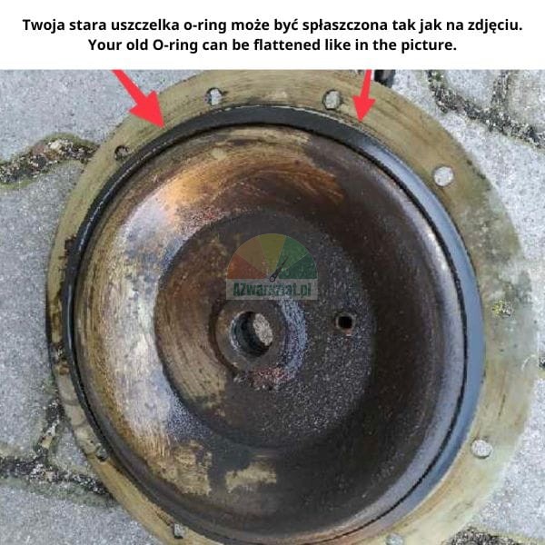 Stara spłaszczona uszczelka o-ring w metalowej obudowie z czerwonymi strzałkami wskazującymi miejsce zużycia.