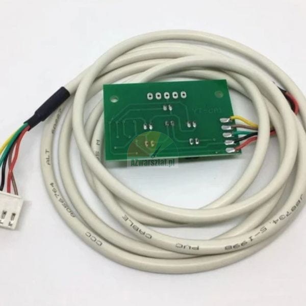 Zielona płytka drukowana PCB z przylutowanym białym kablem zakończonym wtyczką na białym tle.