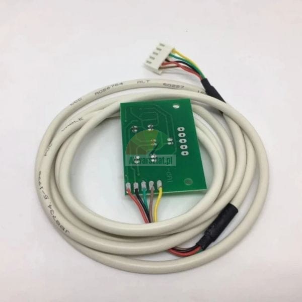 Mała zielona płytka drukowana PCB z podłączonym białym przewodem zakończonym 5-pinową wtyczką.