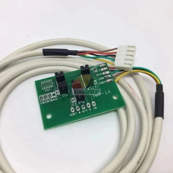 Zielona płytka drukowana YT-DA1 z podzespołami elektronicznymi, czujnikami i białym kablem z wtyczką.