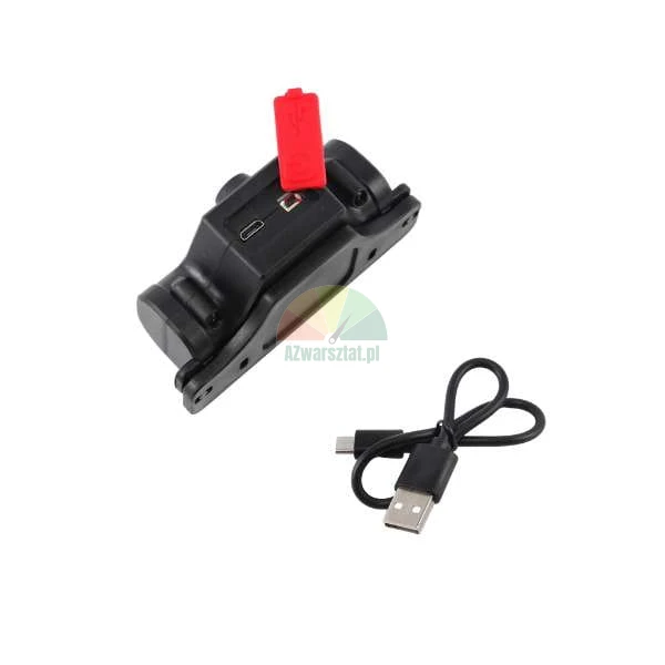 Czarna latarka czołowa z otwartą czerwoną gumową zaślepką gniazda ładowania i kablem USB