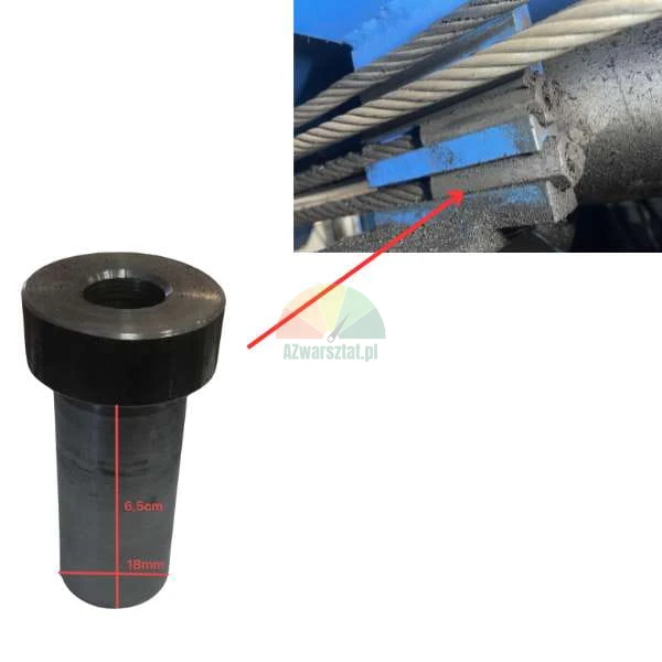 Metalowy sworzeń o długości 6,5 cm i średnicy 18 mm pokazany obok miejsca jego montażu w zespole maszyny z linami.