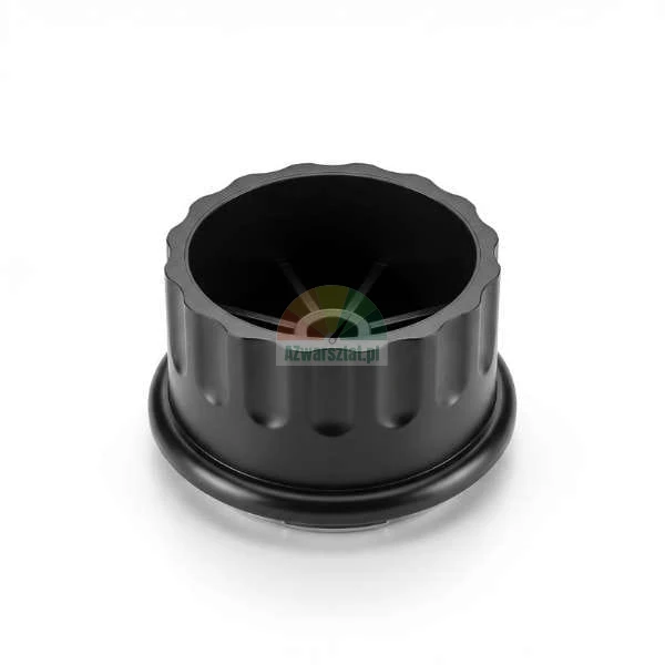 Czarny plastikowy element cylindryczny z rowkowaną powierzchnią zewnętrzną i wewnętrzną strukturą ramion na białym tle.
