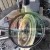 Zbliżenie na zdemontowany element mechaniczny z metalową tarczą i wałem w otoczeniu narzędzi warsztatowych