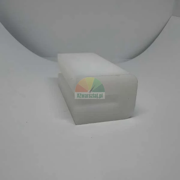 Biały element z tworzywa sztucznego o profilu w kształcie litery C na jasnym tle.