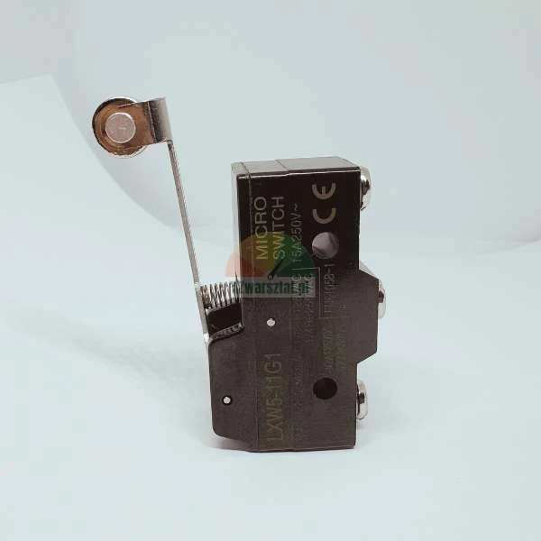 Czarny mikroprzełącznik z dźwignią z rolką, model LXW5-11G1, 15A 250V AC.