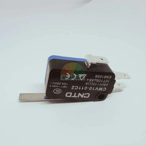 Czarny mikrowyłącznik CNTD CMV10-011C2 10A 250V z metalową dźwignią i konektorami na jasnym tle