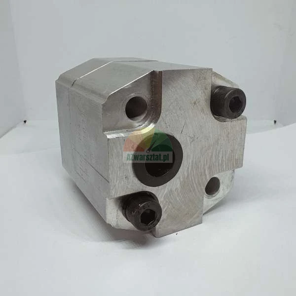 Aluminiowa pompa hydrauliczna zębata z widocznymi otworami montażowymi i śrubami imbusowymi na białym tle.