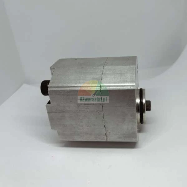 Metalowa hydrauliczna pompa zębata o aluminiowym korpusie, widok z boku.