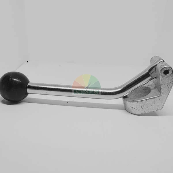 Metalowa dźwignia z czarną kulistą rękojeścią i aluminiowym mocowaniem.