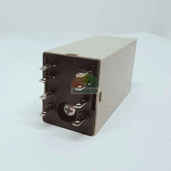 Przekaźnik elektromagnetyczny z ośmioma stykami i beżową obudową na białym tle