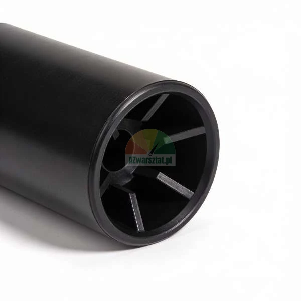Czarny cylindryczny element z wewnętrznymi żebrami na białym tle.