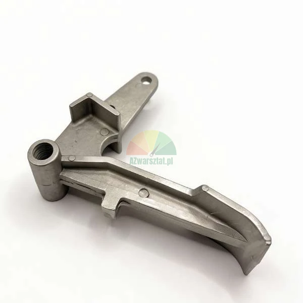 Srebrny metalowy element mechaniczny, dźwignia wykonana z odlewu na białym tle.