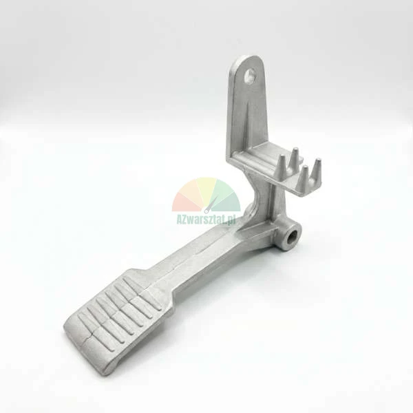 Metalowa dźwignia pedału, odlew aluminiowy, część mechaniczna na białym tle.