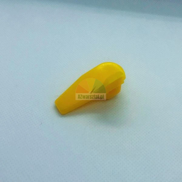 Mała żółta plastikowa dźwignia lub łopatka na jasnym tle.