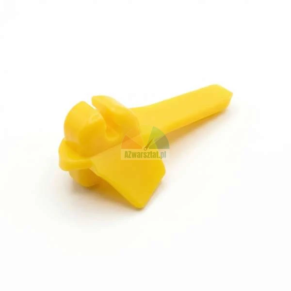 Żółty plastikowy klips montażowy do samochodu na białym tle.
