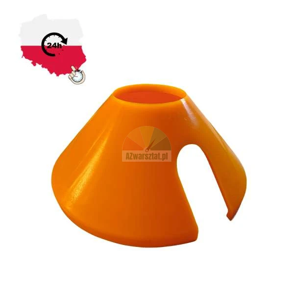 Pomarańczowy plastikowy element w kształcie stożka z wycięciem na białym tle z logo szybkiej dostawy 24h.