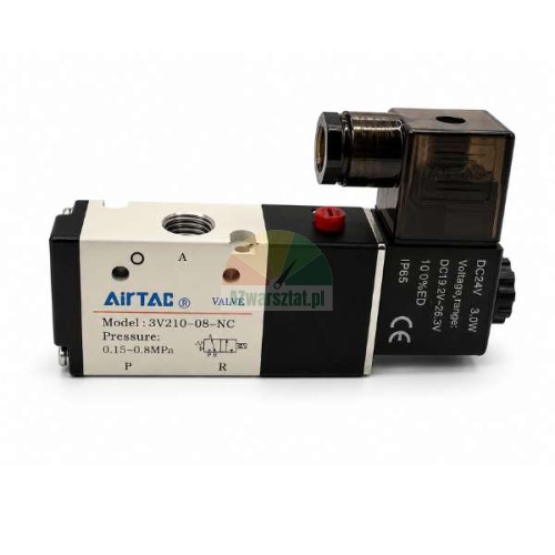 Elektromagnetyczny zawór pneumatyczny AirTAC model 3V210-08-NC na białym tle.