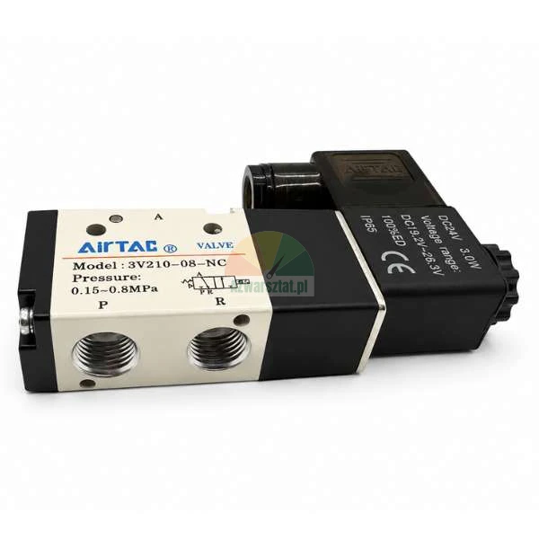 Elektrozawór pneumatyczny AirTAC model 3V210-08-NC, 24V DC, ciśnienie 0.15-0.8 MPa, z widocznym schematem i przyłączami gwintowanymi.