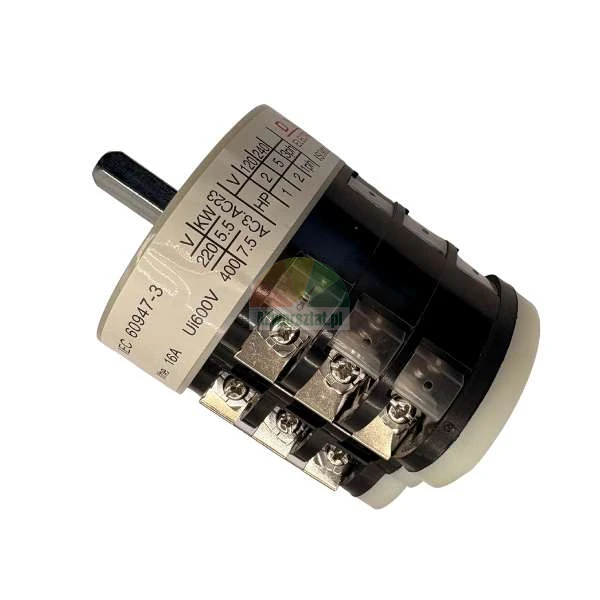 Przemysłowy łącznik krzywkowy IEC 60947-3 16A z metalowym trzpieniem i zaciskami śrubowymi, izolowany na białym tle.