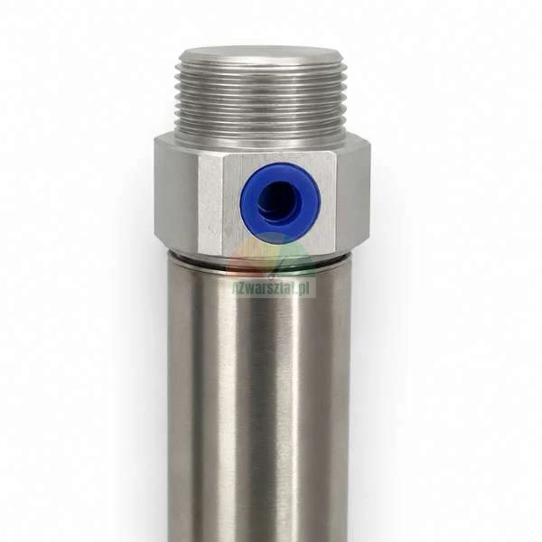Zbliżenie na metalowy element hydrauliczny lub pneumatyczny z gwintem i niebieskim pierścieniem na jasnym tle.