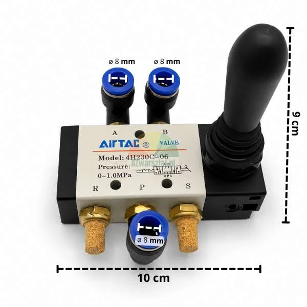 Pneumatyczny rozdzielacz sterujący AirTAC z dźwignią, wymiary 10x9 cm i złączki 8 mm.