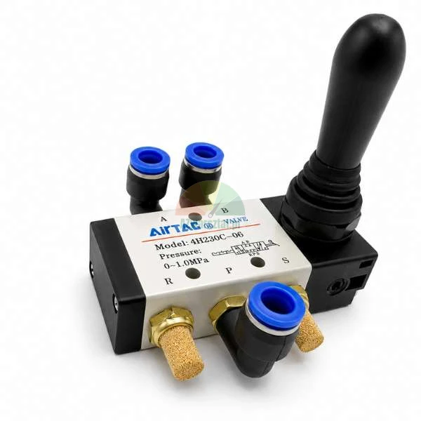 Ręczny zawór pneumatyczny dźwigniowy AirTAC model 4H230C-06 z czarną rączką, niebieskimi złączkami wtykowymi i mosiężnymi tłumikami hałasu na jasnym tle.