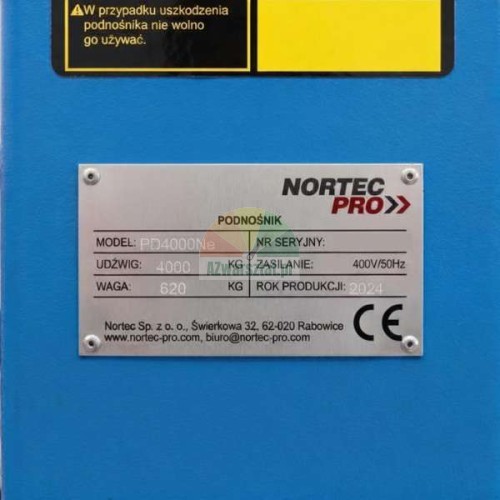 Tabliczka znamionowa podnośnika Nortec Pro PD4000Ne na niebieskiej obudowie.
