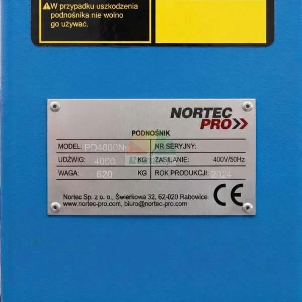 Tabliczka znamionowa podnośnika Nortec Pro PD4000Ne na niebieskiej obudowie.