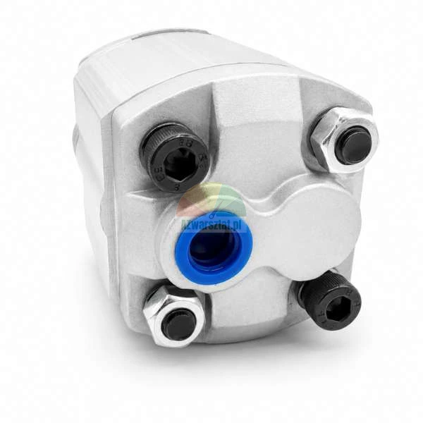 Zbliżenie na srebrną hydrauliczną pompę zębatą z widocznym otworem przyłączeniowym z niebieską plastikową zaślepką ochronną i śrubami montażowymi na białym tle.