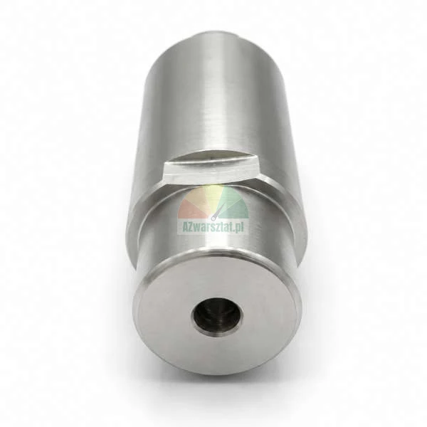 Cylindryczny metalowy element toczony ze stopniowanym korpusem, płaskim nacięciem pod klucz i centralnym otworem gwintowanym, na białym tle.