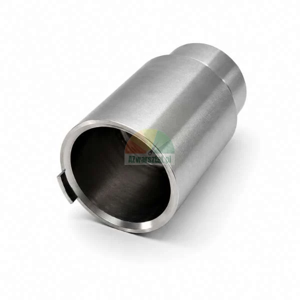Metalowa tuleja ze stali nierdzewnej, cylindryczny element maszynowy na białym tle