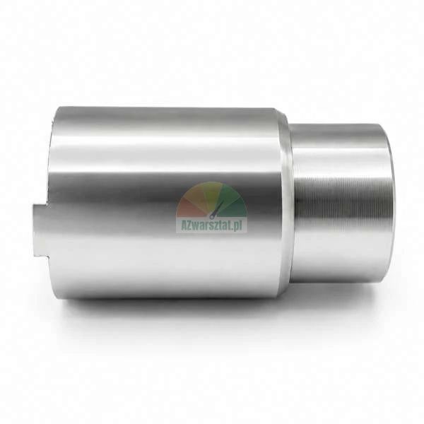Metalowy adapter cylindryczny o stopniowanej średnicy, wykonany z polerowanej stali, na białym tle.