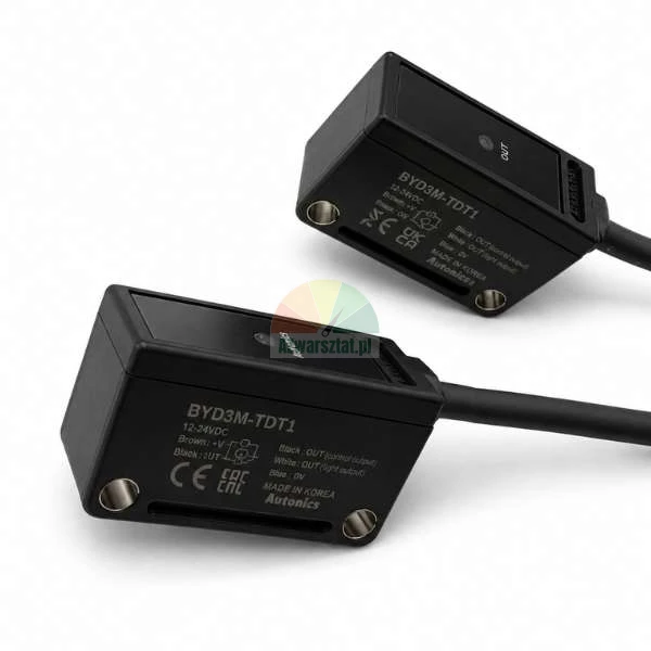 Dwa miniaturowe czujniki fotoelektryczne Autonics BYD3M-TDT1 w czarnej obudowie z przewodami przyłączeniowymi na białym tle.