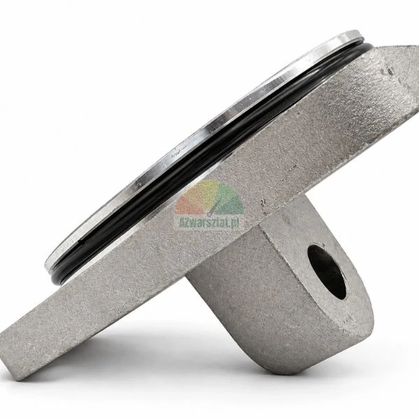 Metalowy element mechaniczny z czarną uszczelką typu o-ring i otworem montażowym na białym tle