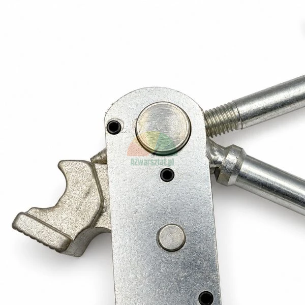 Zbliżenie na metalowy mechanizm napinacza z ruchomą stopką dociskową i gwintowanym ramieniem.