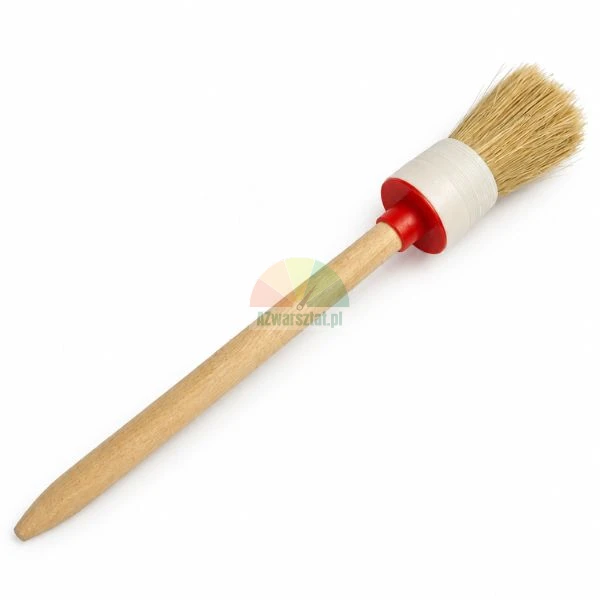 Okrągły pędzel malarski z naturalnym włosiem i długim drewnianym trzonkiem na białym tle