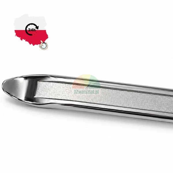 Zbliżenie na końcówkę metalowej łyżki do opon z matowym paskiem antypoślizgowym na białym tle.